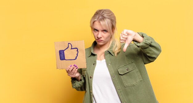 Blonde mooie vrouw met een social media like