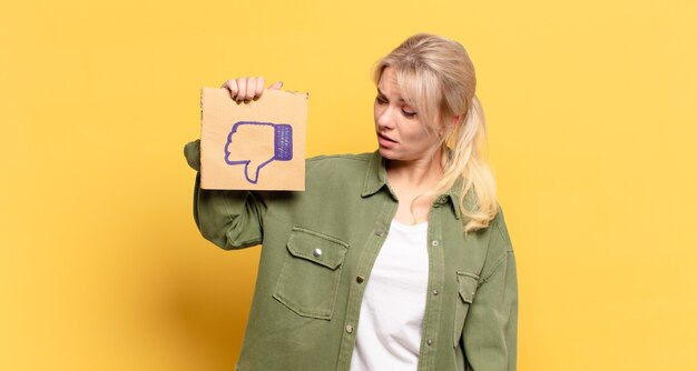 Blonde mooie vrouw met een sociale media zoals