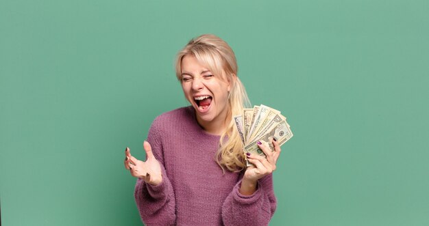 Blonde mooie vrouw met rekeningen