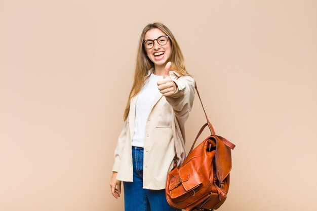 Blonde mooie vrouw trots gevoel