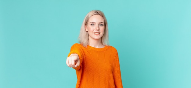 Blonde mooie vrouw wijzend op de camera die jou kiest