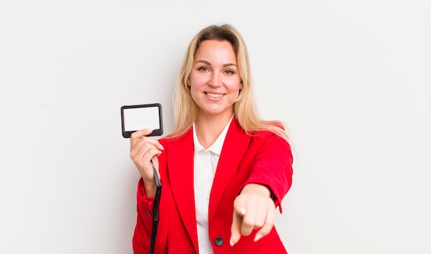 Blonde mooie vrouw wijzend op de camera die jou kiest