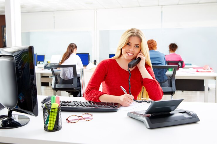 Foto blonde onderneemster in call centre werkend bureau