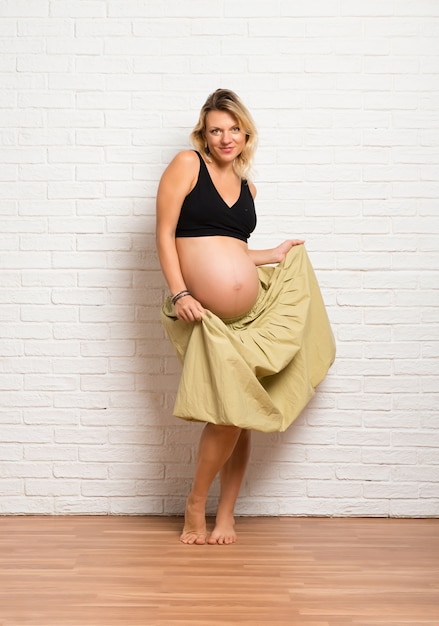 Белокурая беременная женщина