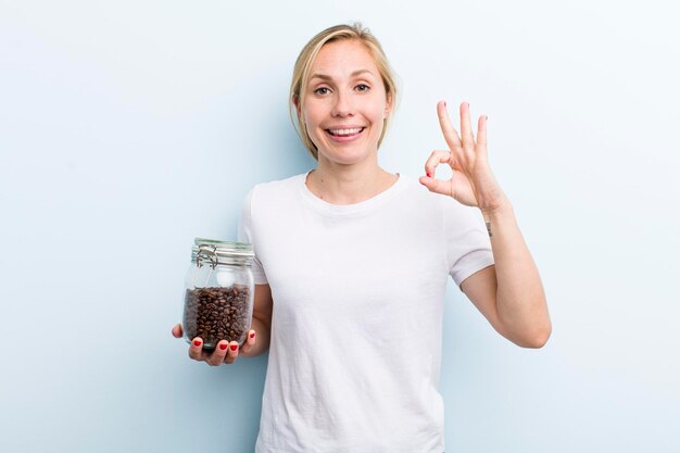 Concetto di chicchi di caffè donna graziosa bionda