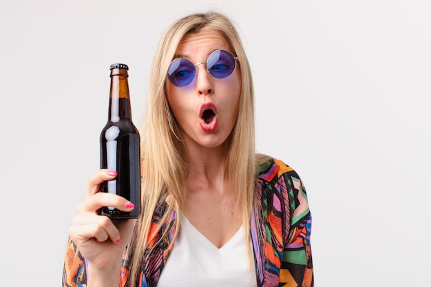 Donna graziosa bionda che ha un concetto di estate della birra