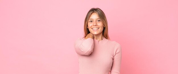 Bella donna bionda che ride allegramente e con sicurezza con un sorriso casuale, felice e amichevole