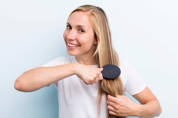 Foto bella donna bionda con un pettine per capelli