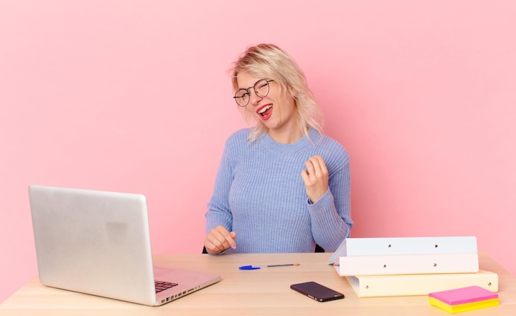 Photo blonde pretty woman young pretty woman looking arrogant, successful, positive and proud. workspace desk concept