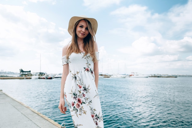 blonde stijlvolle vrouw in een pier in de zomer