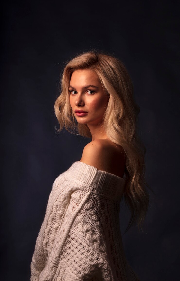 Photo blonde, studio portrait of a young girl