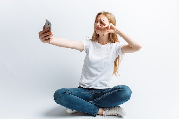 Blonde tiener meisje doet een selfie