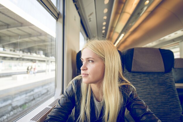 Blonde toerist op trein