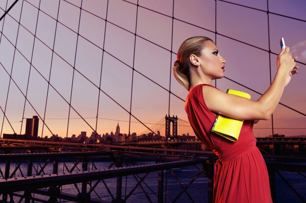 Blonde toeristische meisje selfie foto in brooklyn bridge