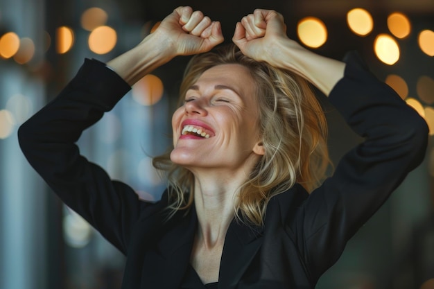 Blonde uitvoerende vrouw die succes viert.