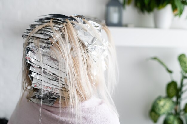 Blonde vrouw bij de kapsalon