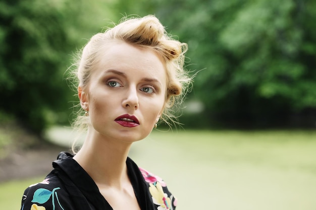 Blonde vrouw dichtbij het meer