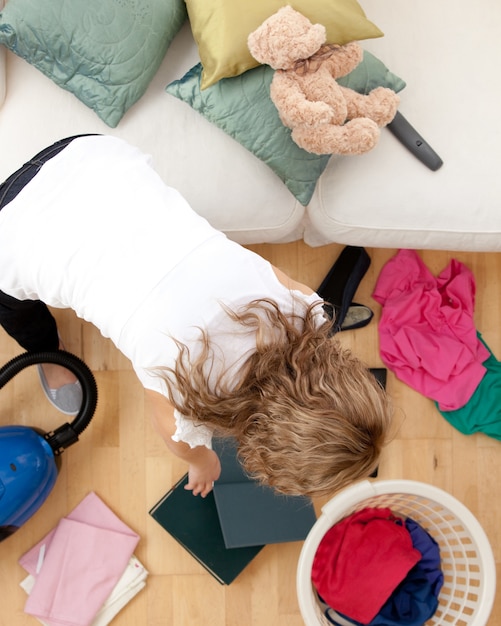 Blonde vrouw die huishoudelijk werk doet