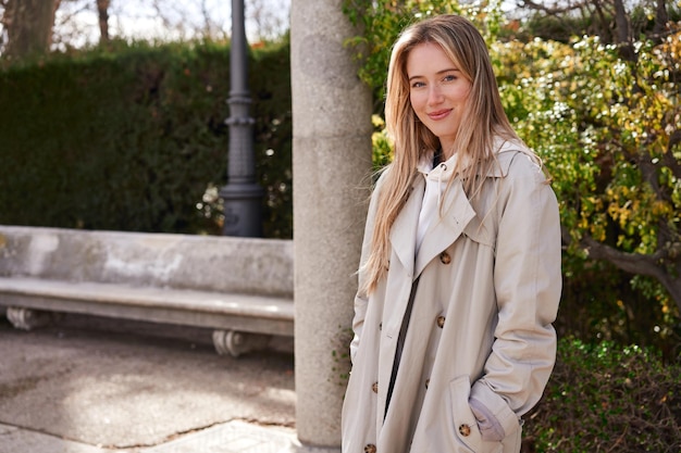 Blonde vrouw die lacht in park genieten van mentale pauze