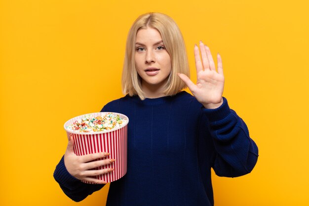 Blonde vrouw die serieus kijkt