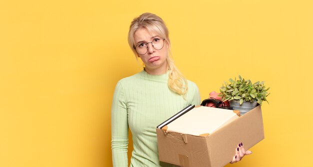 Foto blonde vrouw die zich verdrietig en zeurderig voelt met een ongelukkige blik, huilt met een negatieve en gefrustreerde houding