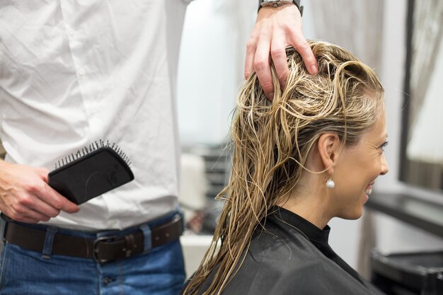 Blonde vrouw in kapsalon