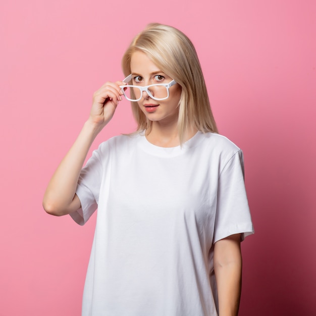 Blonde vrouw in witte t-shirt en glazen