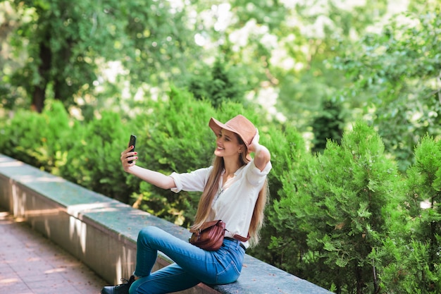 Blonde vrouw met behulp van een smartphone