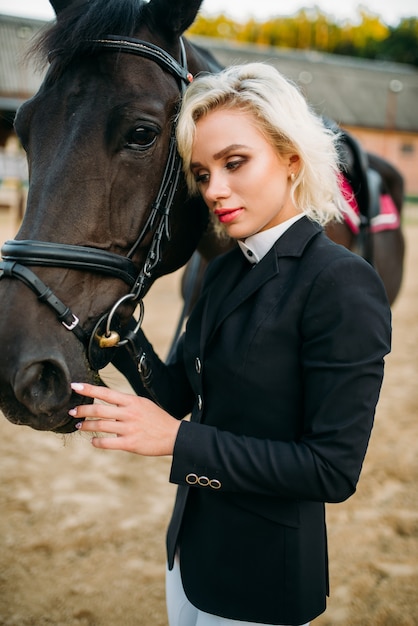 Blonde vrouw met paard, paardrijden