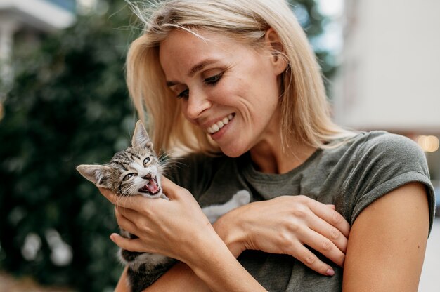 Foto blonde vrouw met schattige kleine kat