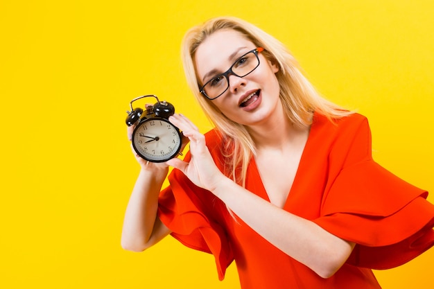 Blonde vrouw met wekker