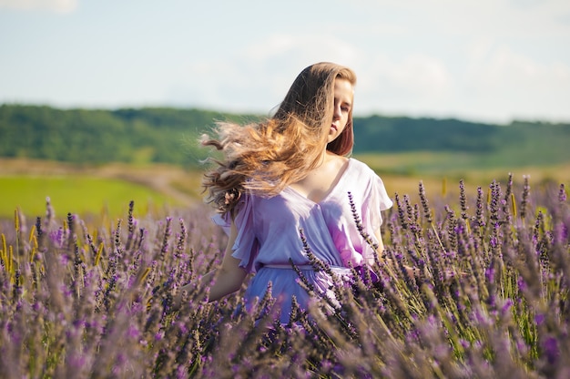 Blonde vrouw op het tuinveld in de zomer