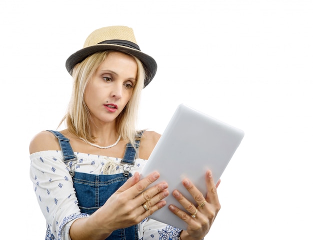 Blonde vrouw op middelbare leeftijd met tablet