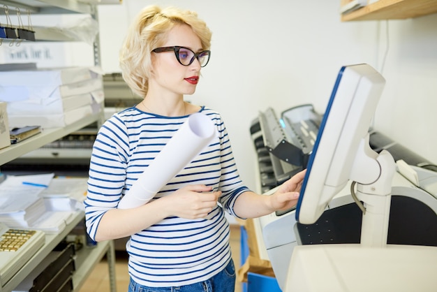 Foto blonde vrouw werkende drukpers