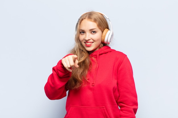 Blonde vrouw wijzend op camera met een tevreden, zelfverzekerde, vriendelijke glimlach, die jou kiest