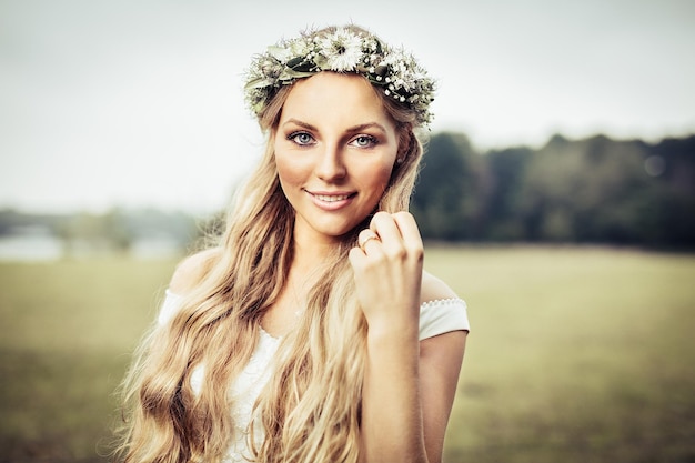 Foto la sposa bionda sorride felice davanti alla telecamera.