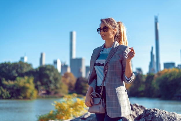 Photo blonde woman at central park in new york