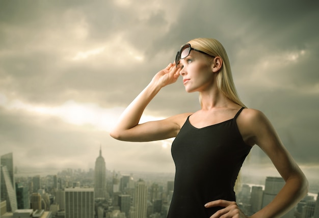 Photo blonde woman and a cloudy city