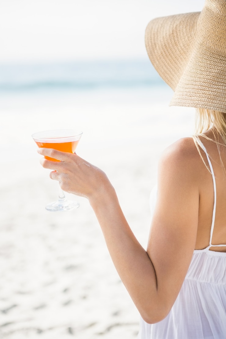Photo カクテルを飲むブロンドの女性