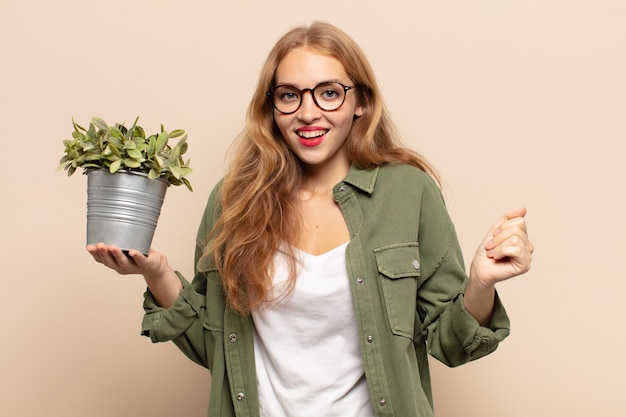 Donna bionda che si sente scioccata, eccitata e felice, ridendo e celebrando il successo, dicendo wow!