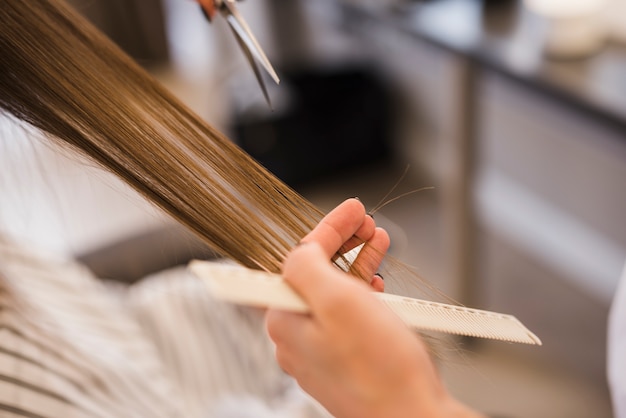 Foto donna bionda che si fa tagliare i capelli