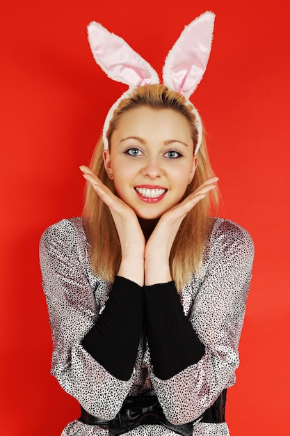 Photo blonde woman in her ears easter bunny