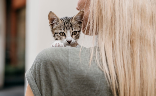 Foto donna bionda che tiene carino piccolo gatto