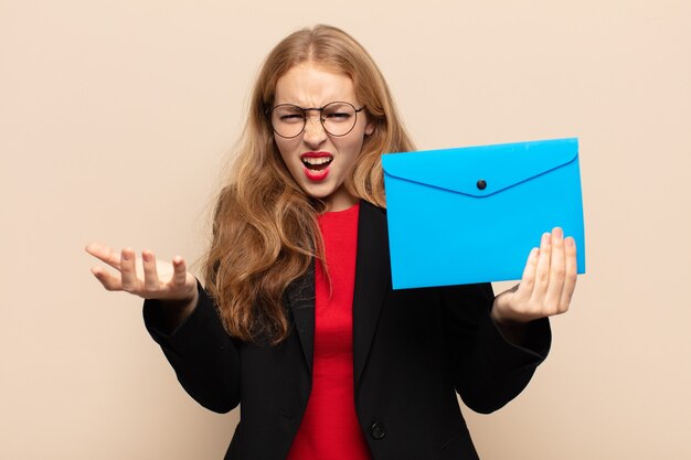 Photo blonde woman looking angry, annoyed and frustrated screaming