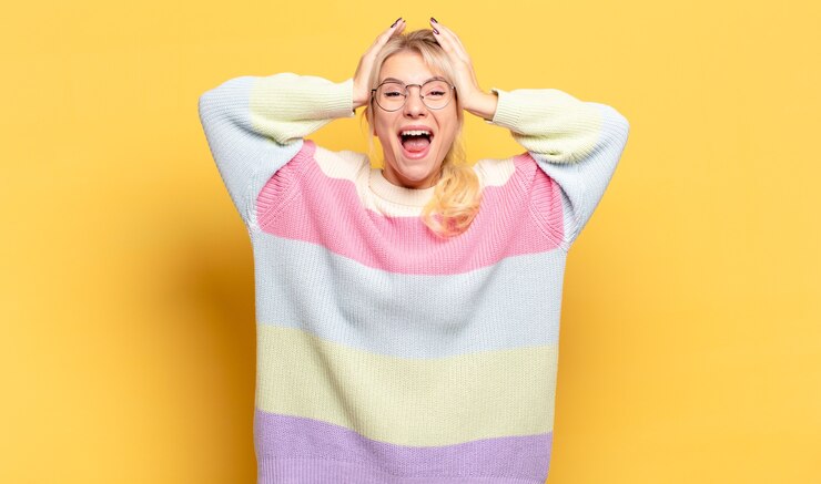 Photo 긍정적인 태도로 삶과 성공을 즐기는 행복하고 평온하며 친절하고 편안한 금발의 여성