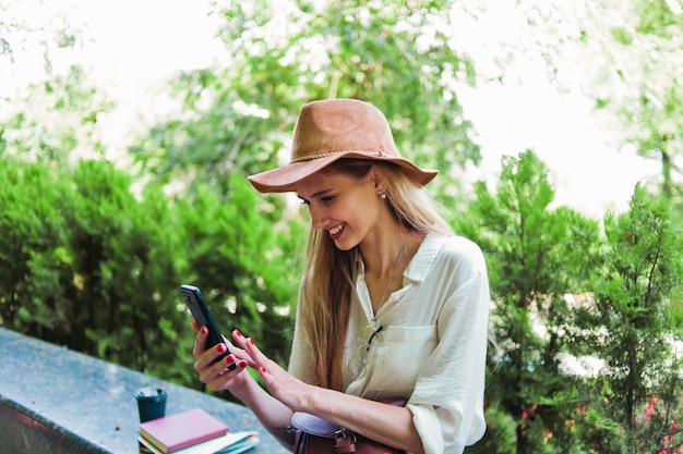 スマートフォンを使用してブロンドの女性