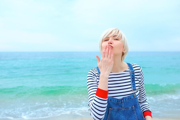 素晴らしい青い海で休暇中のブロンドの女性