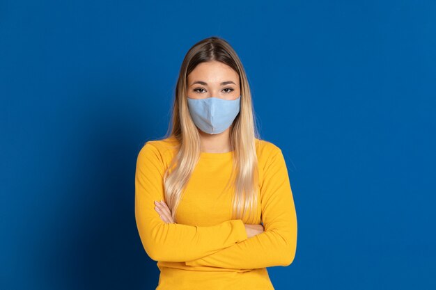 Blonde woman wearing a face mask