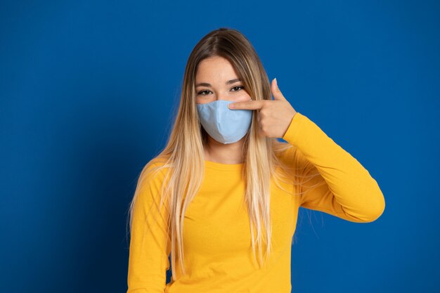 Blonde woman wearing a face mask