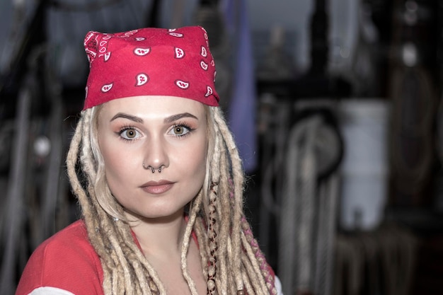 Foto donna bionda con i dreadlocks da pirata.